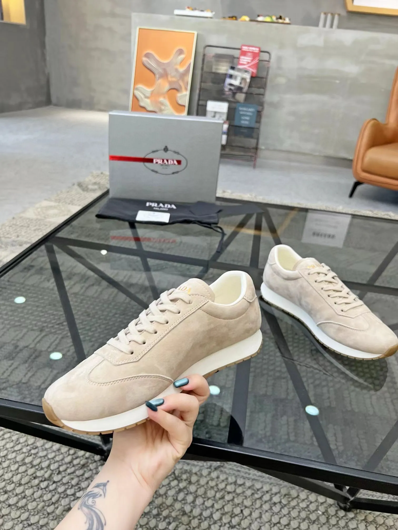Factory price: 400💰Prada new men's leather sports shoes, the highest version on the market, any comparison is welcome🆚! The original leather has excellent texture and is super high-end! Fetal sheep net lining imported from Italy, removable pad! Luxurious materials and fine workmanship, highly recommended! Code number: 38-44, customized 45